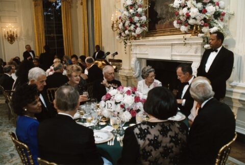 Guests seated with President Bush and Queen Elizabeth at a state dinner